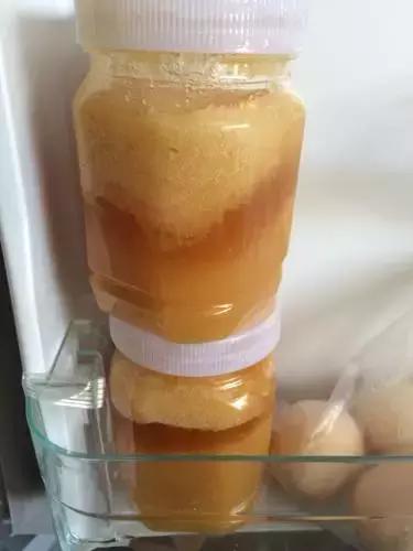 超市里买蜂蜜如何鉴别蜂蜜真假,买蜂蜜时把蜂蜜瓶子倒过来真假
