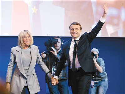 男的比女的小24岁,可依然在一起