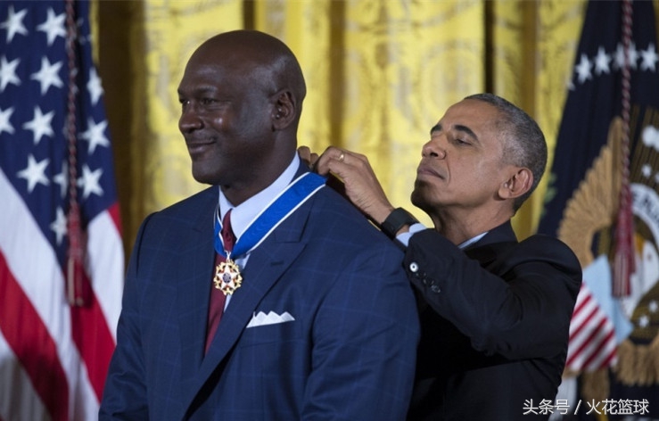 球星跨界珍贵合影,姚明羞涩,科比横跨娱乐拳坛,最后三张好心酸