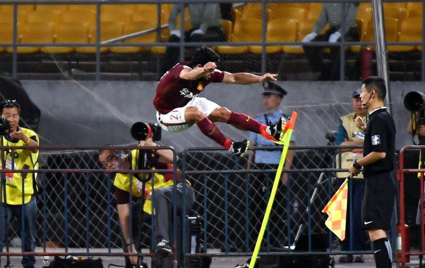 中超跑不死粗中带细，海豹式顶球大秀球技，本土球员谁会了？