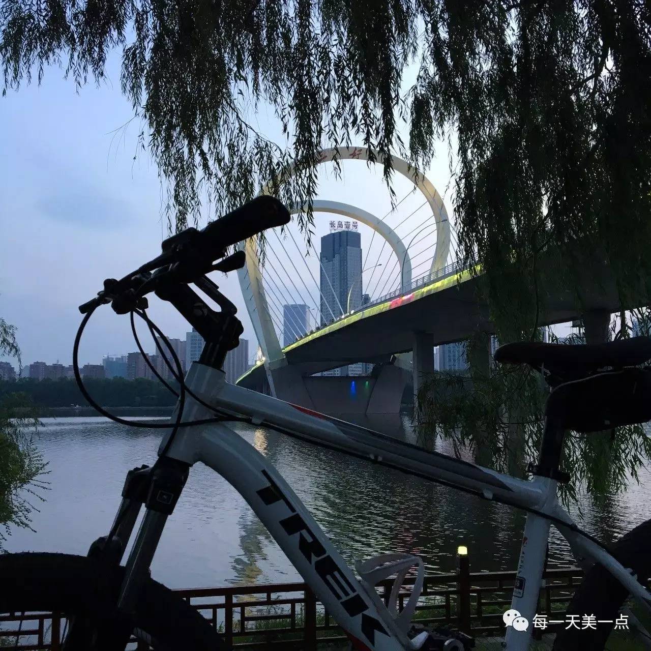 沈阳浑河边骑行夜景,浑河漫步道自行车