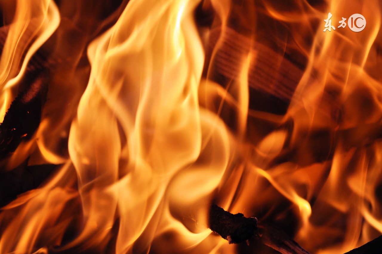 我相信每一个了解过物理学过程的人，都会觉得这是一首晦涩诗歌