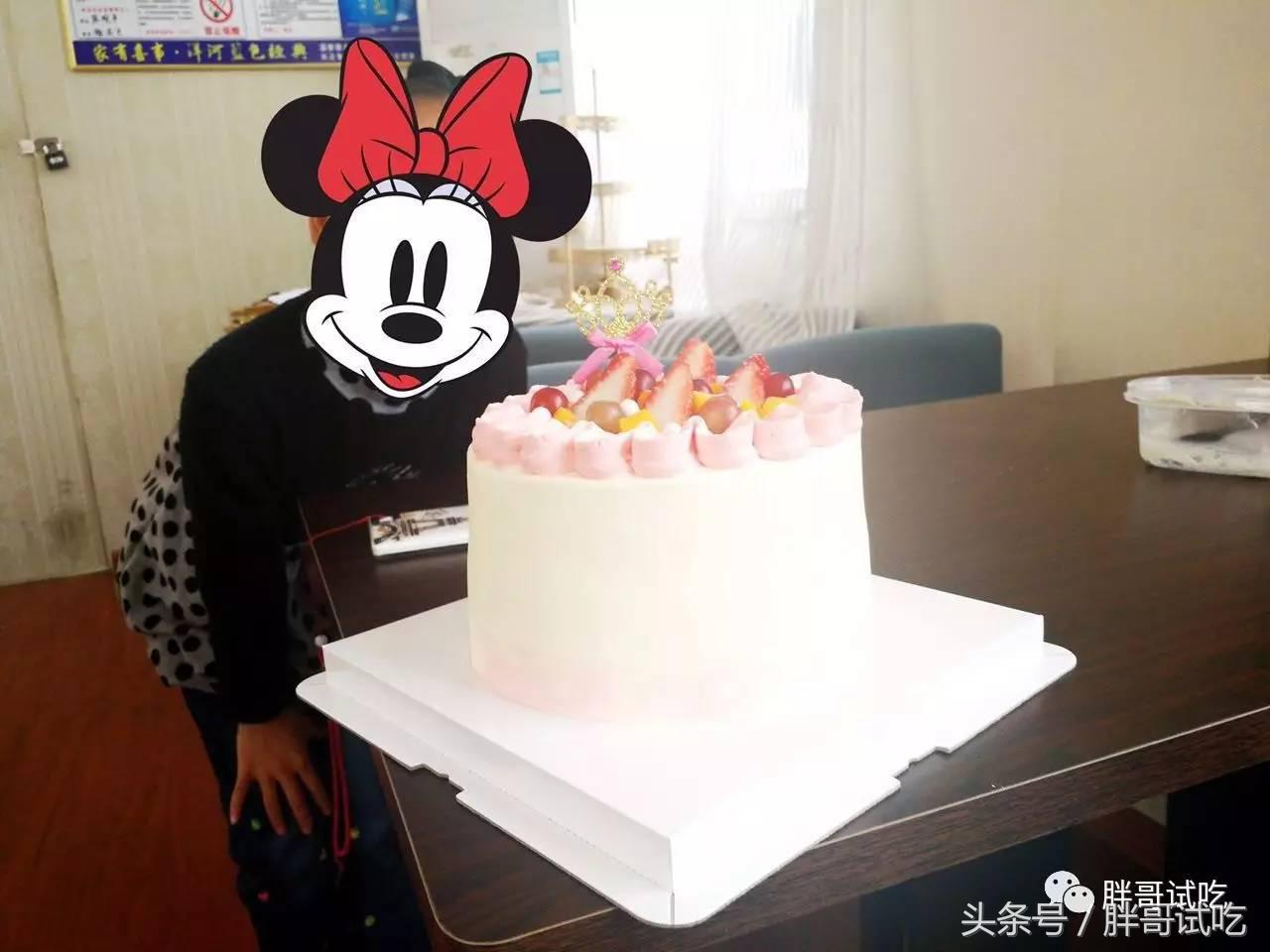 胖哥冻干草莓,韩国小胖哥吃草莓加奶油