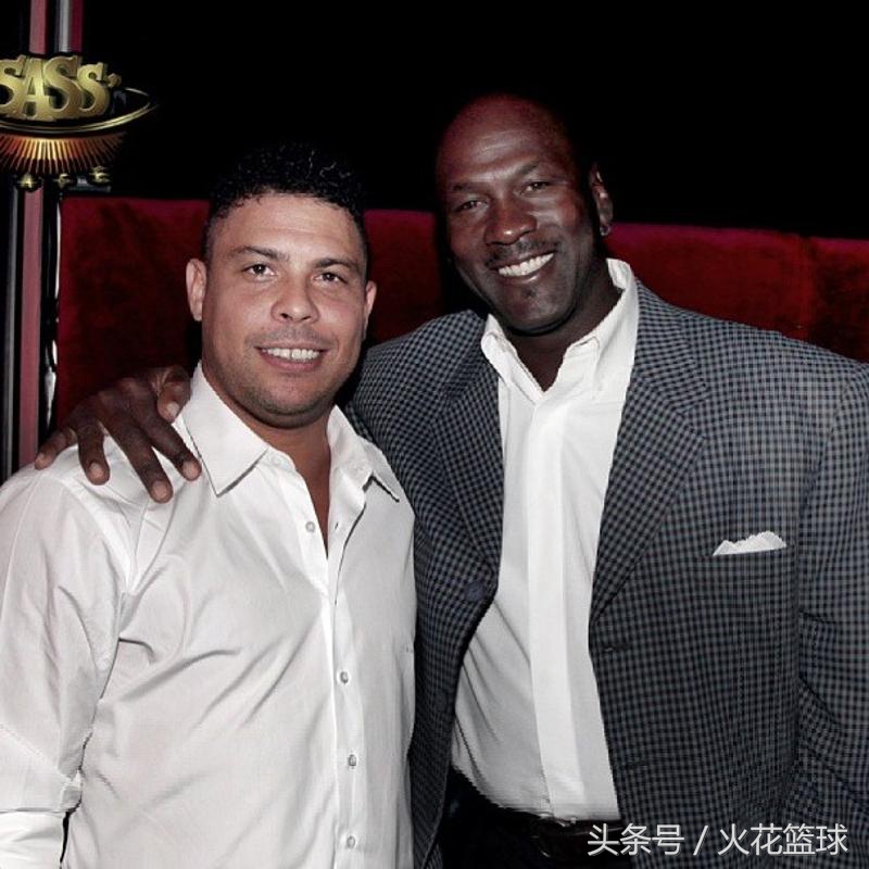 球星跨界珍贵合影,姚明羞涩,科比横跨娱乐拳坛,最后三张好心酸