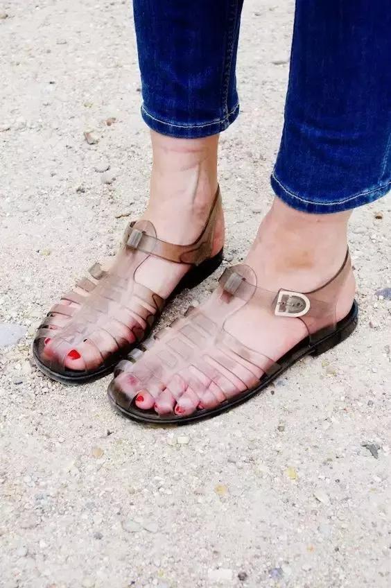 小时候我嫌这双鞋low，全身塑料的它现在要卖好几千块！