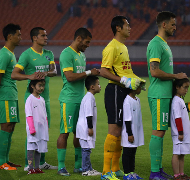 中国球员为球童挡雨,球星为球童挡雨