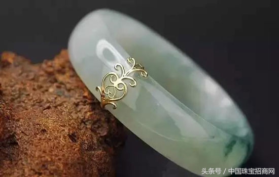 翡翠手镯摔碎是什么征兆,叫价三千万的翡翠手镯被摔碎了