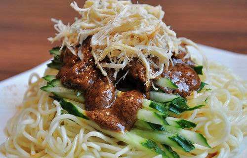 卖凉面月入一万一个人做得过来么,阿姨卖饼一天赚2000