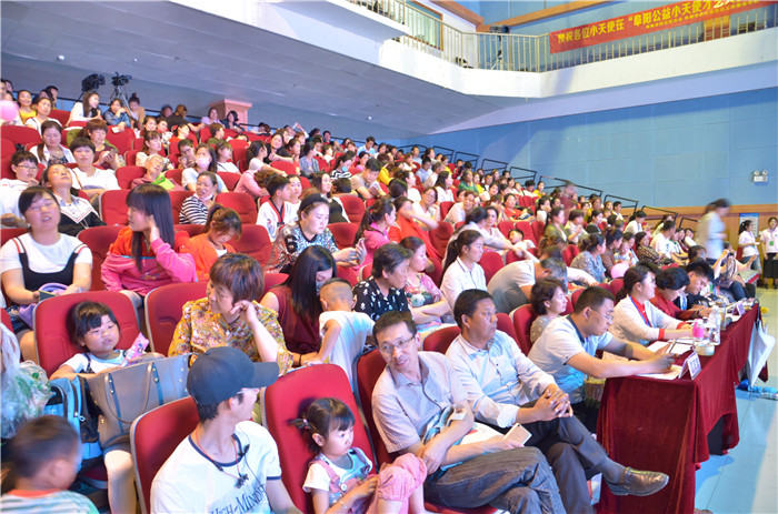 阜阳电视台演播大厅来了一群可爱的公益小天使