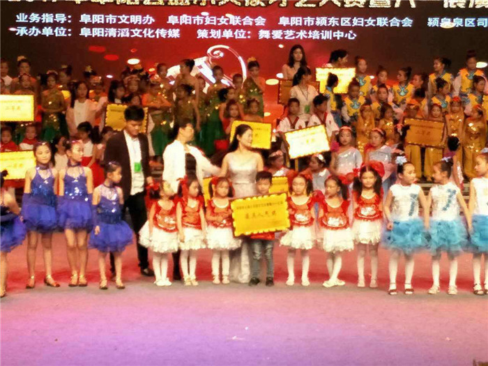 阜阳电视台演播大厅来了一群可爱的公益小天使