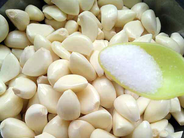 腌甜蒜用味极鲜吗,酸甜爽脆一口下去嘎嘣脆的腌糖蒜