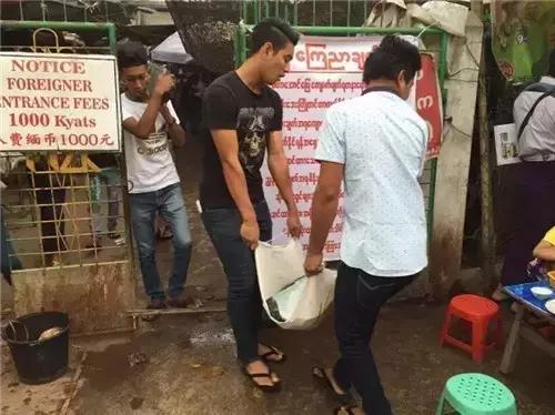 国内一克上万的翡翠，在缅甸像菜市场一样，露天摆摊卖