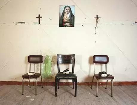 80后女同摄影师深入“诊所”，再现野蛮残暴的性倾向治疗