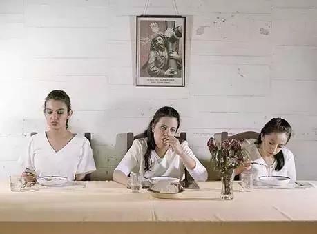 80后女同摄影师深入“诊所”，再现野蛮残暴的性倾向治疗