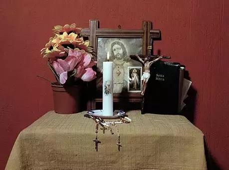 80后女同摄影师深入“诊所”，再现野蛮残暴的性倾向治疗