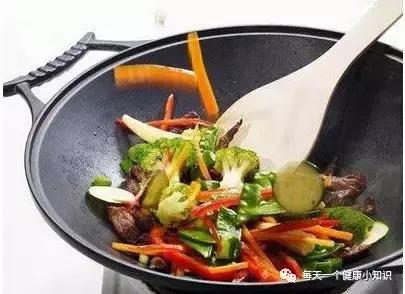 炒菜时窗户要不要打开,厨房做饭时一定要开窗开门吗