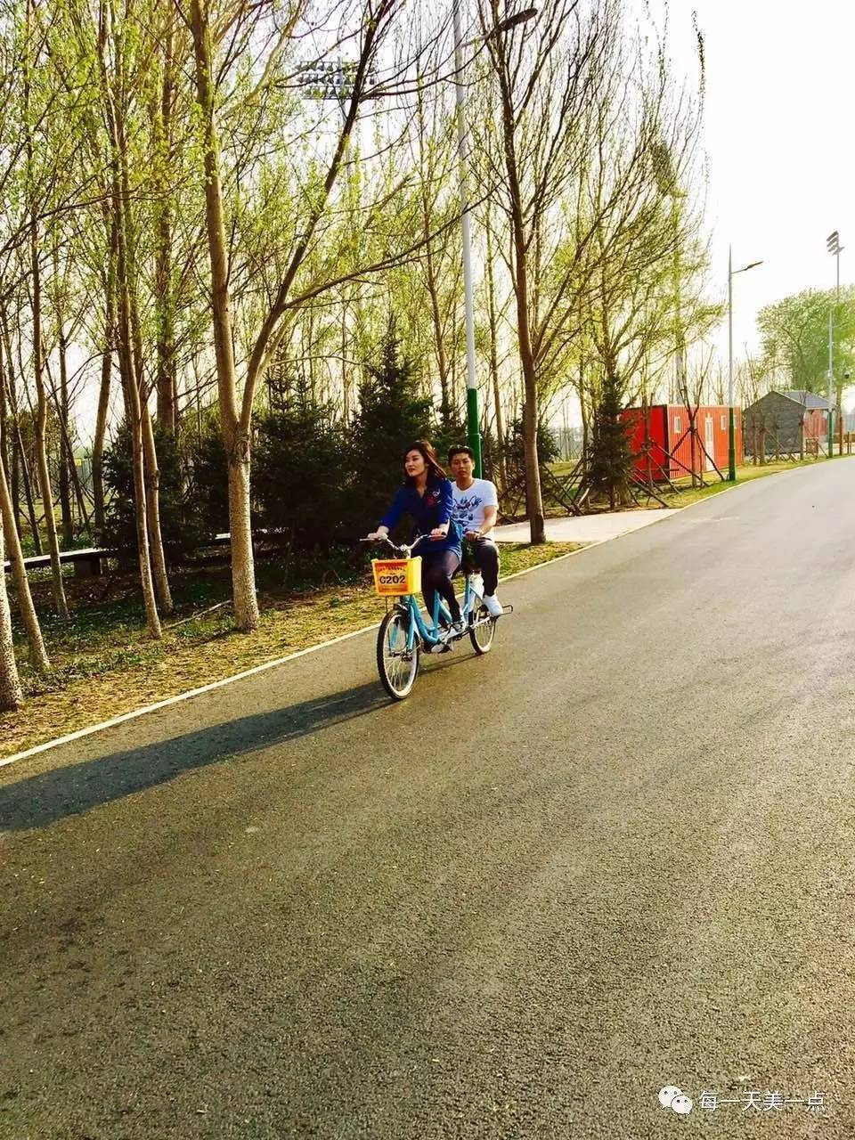 沈阳浑河边骑行夜景,浑河漫步道自行车