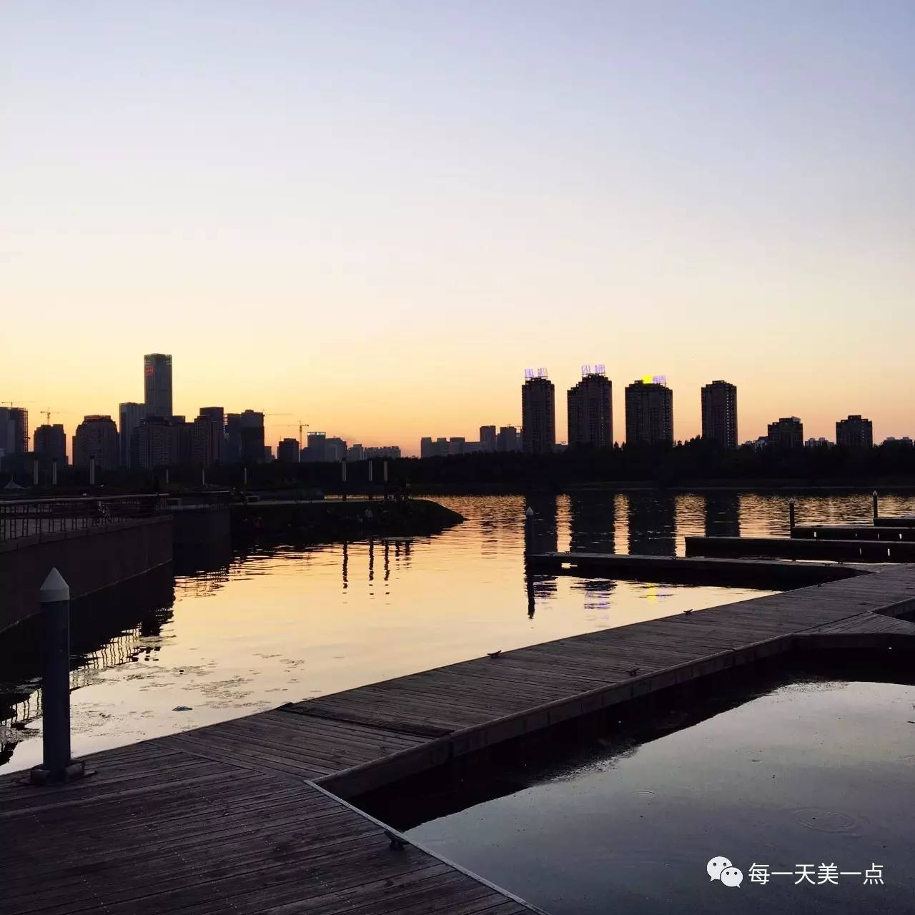 沈阳浑河边骑行夜景,浑河漫步道自行车