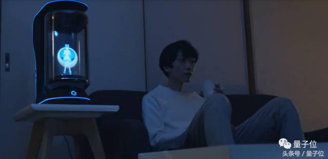 这个日本推出的逼真贴心“虚拟女友”，油管网友表示会看哭