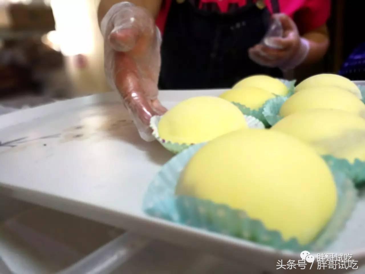 胖哥冻干草莓,韩国小胖哥吃草莓加奶油