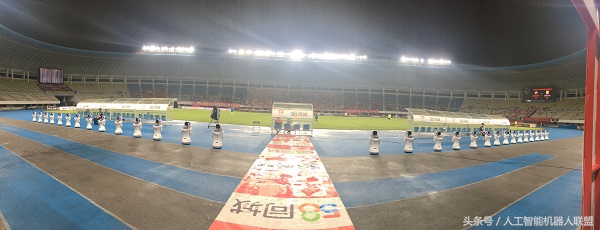 会踢足球的机器人,有攻击力会跳舞的机器人