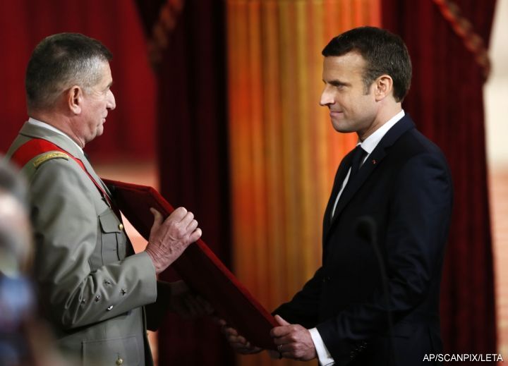 法国总统西装3千元第一夫人借LV套装穿,法国史上最省总统夫妻