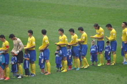 中国球员为球童挡雨,球星为球童挡雨