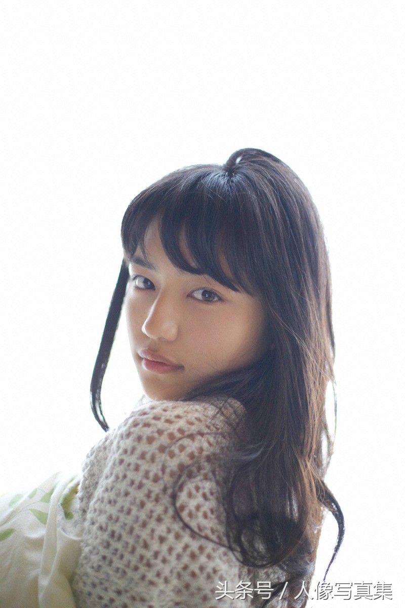 日本模特川口春奈的家中摄影人像写真集