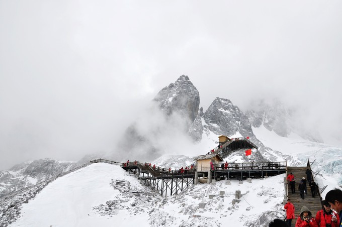 玉龙雪山纳西人心中的神山,玉龙雪山是当地纳西族的神山