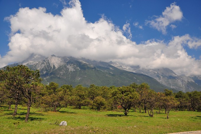玉龙雪山纳西人心中的神山,玉龙雪山是当地纳西族的神山