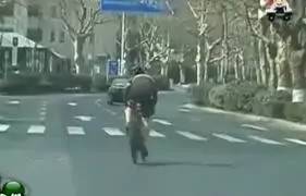 朋友圈霸屏的男人是谁啊,霸屏朋友圈的男人直播