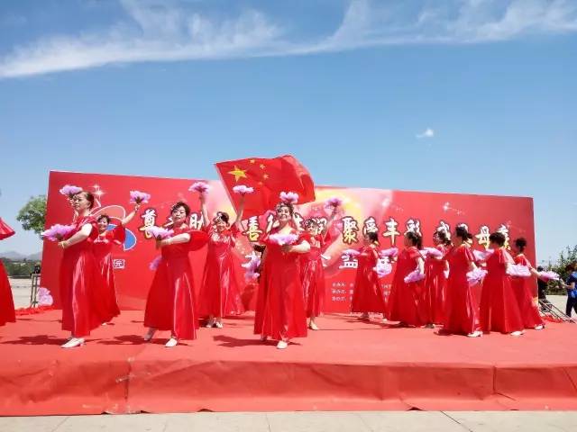 演出现场视频载歌载舞感恩母亲节,载歌载舞弘扬孝亲敬老美德