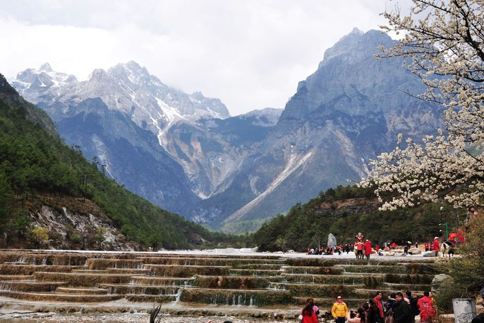 玉龙雪山纳西人心中的神山,玉龙雪山是当地纳西族的神山