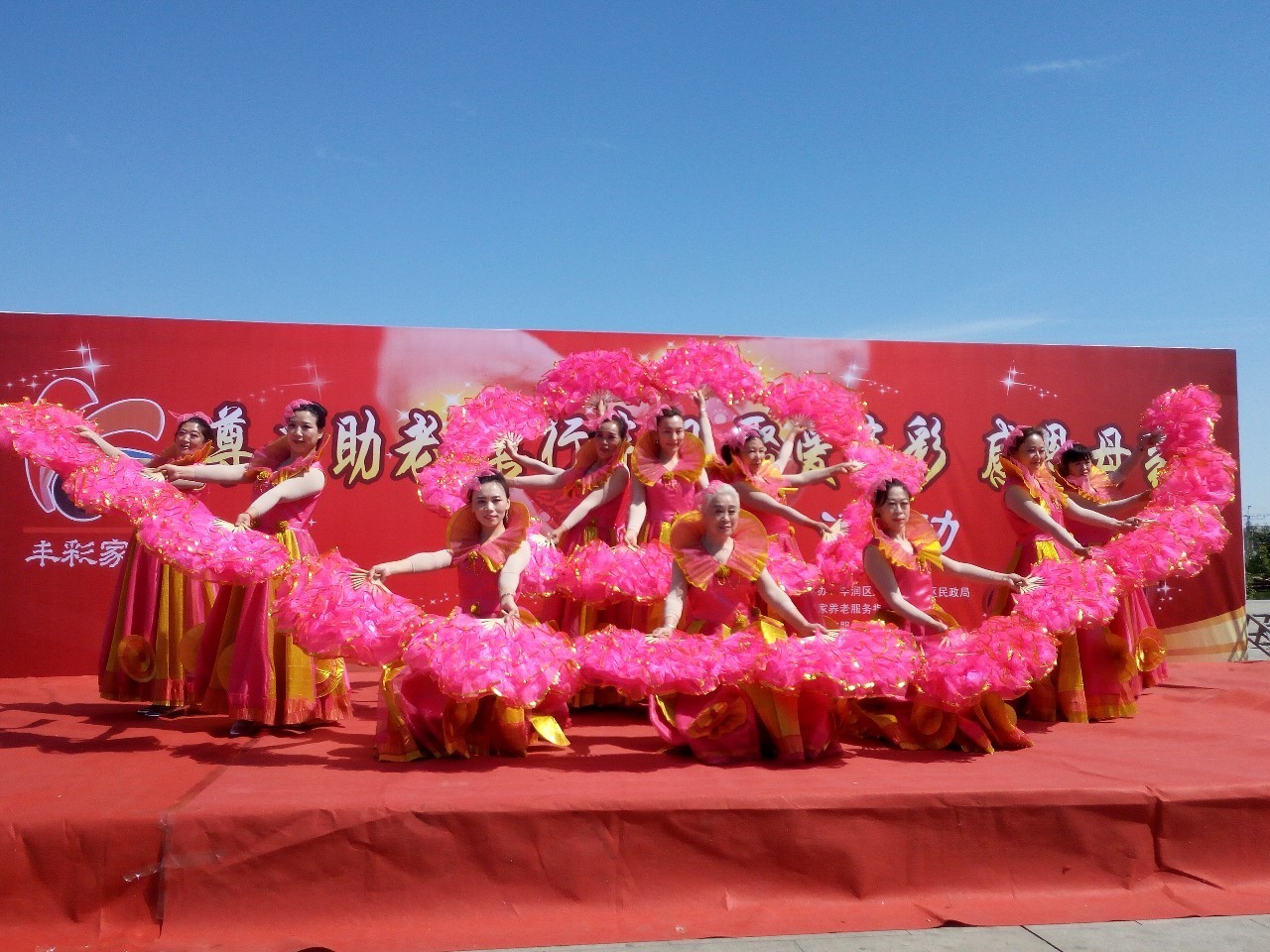 演出现场视频载歌载舞感恩母亲节,载歌载舞弘扬孝亲敬老美德