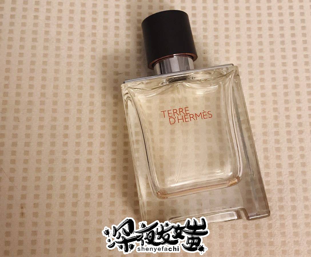 为什么买的香水味道一样的,为什么别人买的香水那么好闻