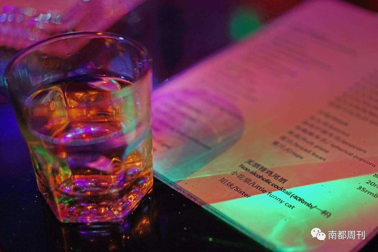 女同性恋酒吧的放纵与孤独