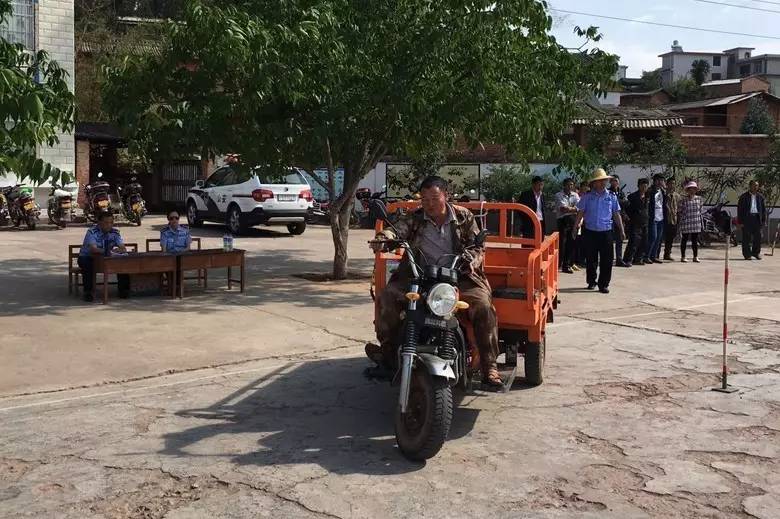 深化放管服改革要放出活力,改革勇争先