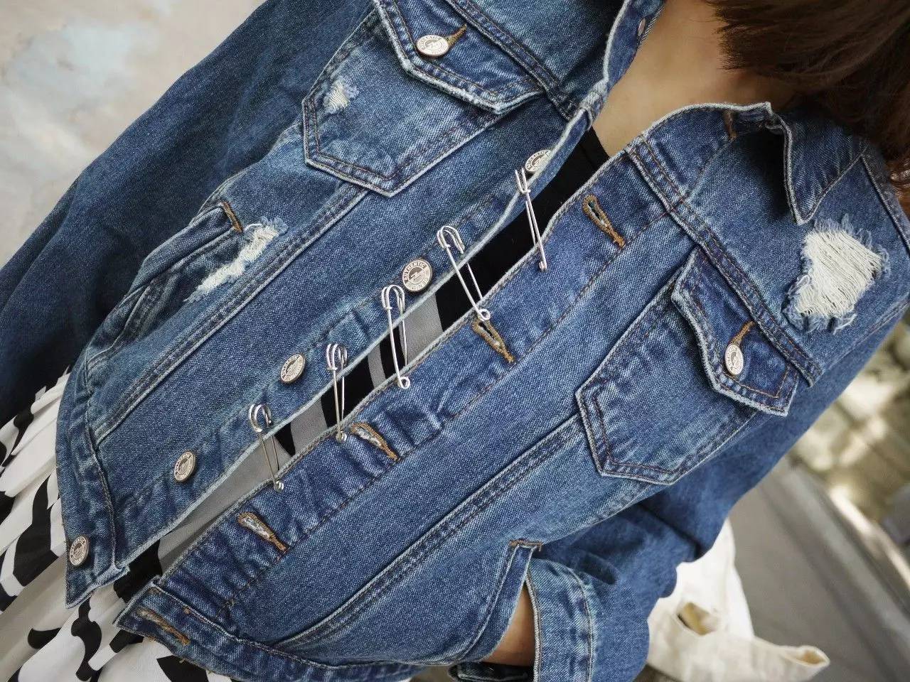 试着在衣服上添加超热门小玩意——别针!