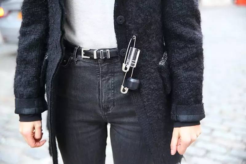 试着在衣服上添加超热门小玩意——别针！