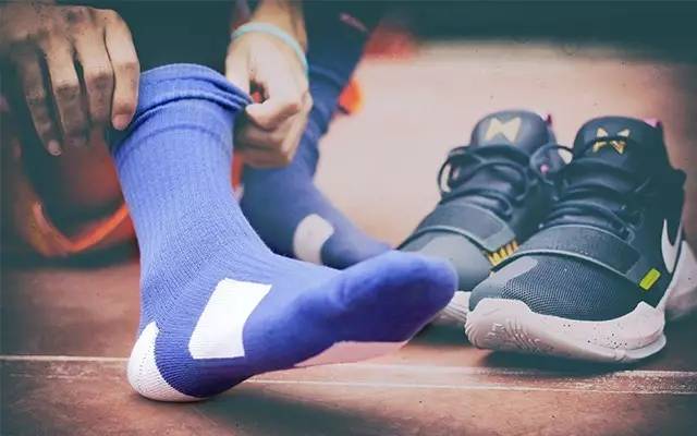 板鞋打球磨脚怎么办,打球磨脚是鞋问题还是袜子