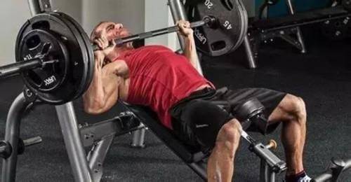 8种锻炼下胸肌的训练方法,为何你的胸肌很发达但是动不了