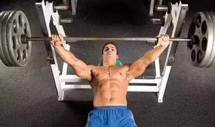 8种锻炼下胸肌的训练方法,为何你的胸肌很发达但是动不了