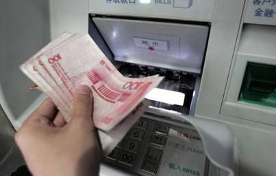 atm机自己吐钱是什么原因,atm机狂吐钞票