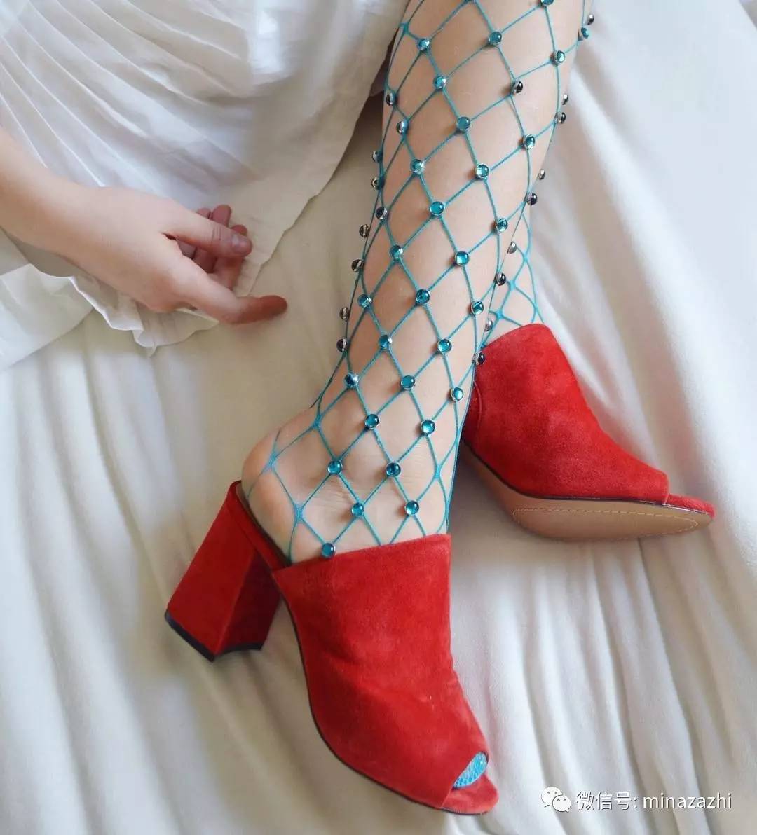 时尚|渔网袜的究极版!进来看看「花朵渔网袜」你能接受吗?原来辣眼的时尚也能这么仙!
