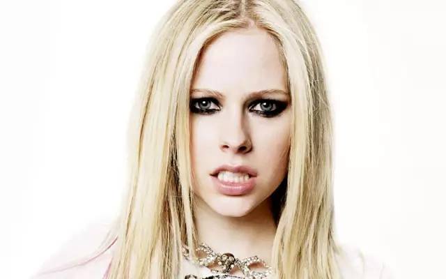 艾薇儿已经不是原来的艾薇儿了 (艾薇儿与现在艾薇儿对比)