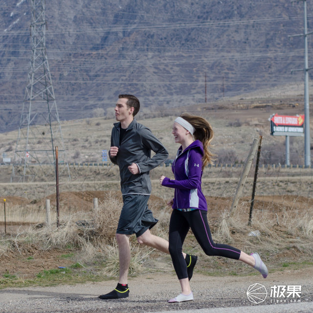 踩水速干跑步鞋,耐克阿迪高帮袜子鞋推荐