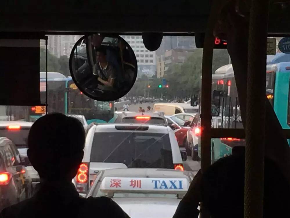 南山区小巷子的红绿灯,南山的小巷子