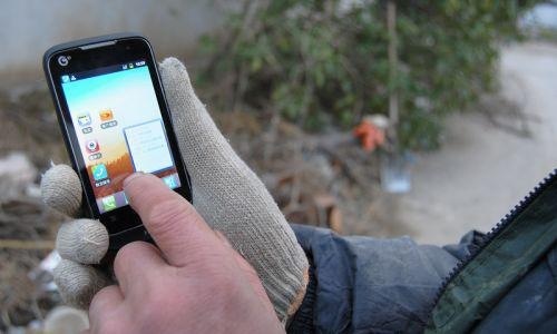 农村人遇上社交软件：聊天被骗万元带暴富梦做微商