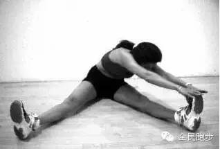 跑步前拉伸动作女生完整版,跑步后要做什么拉伸动作才不伤腿