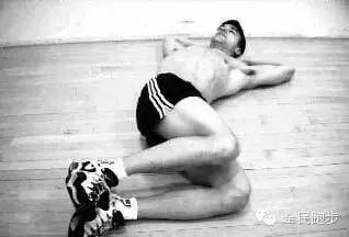 跑步前拉伸动作女生完整版,跑步后要做什么拉伸动作才不伤腿